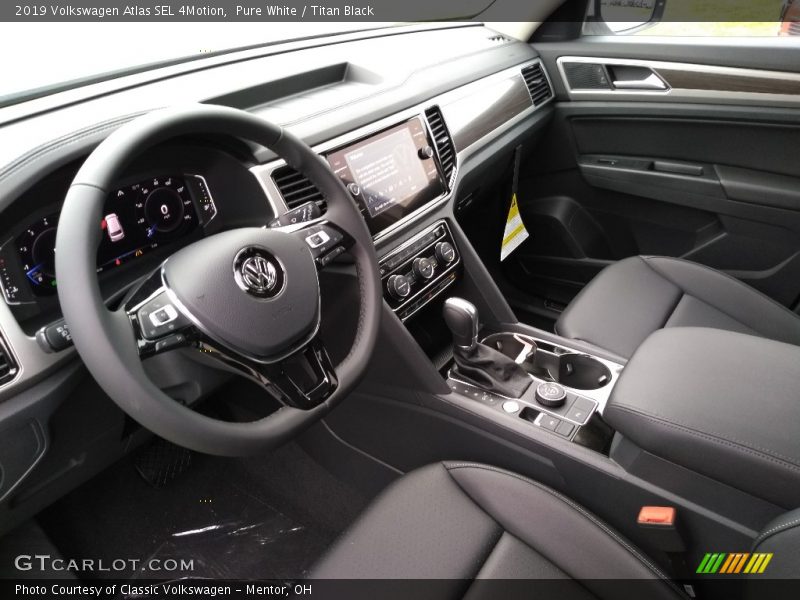 Pure White / Titan Black 2019 Volkswagen Atlas SEL 4Motion