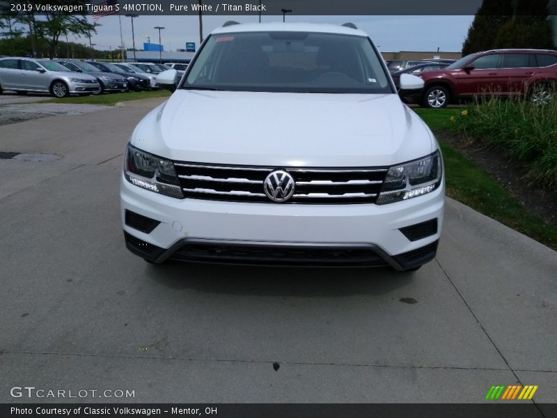 Pure White / Titan Black 2019 Volkswagen Tiguan S 4MOTION