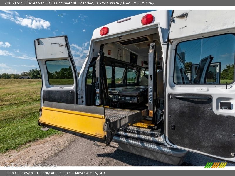 Oxford White / Medium Flint Grey 2006 Ford E Series Van E350 Commercial Extended