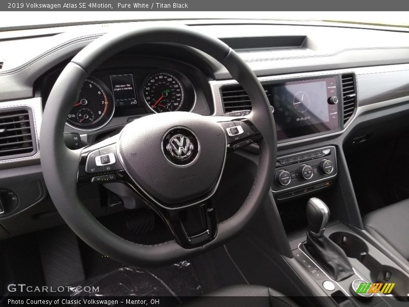 Pure White / Titan Black 2019 Volkswagen Atlas SE 4Motion
