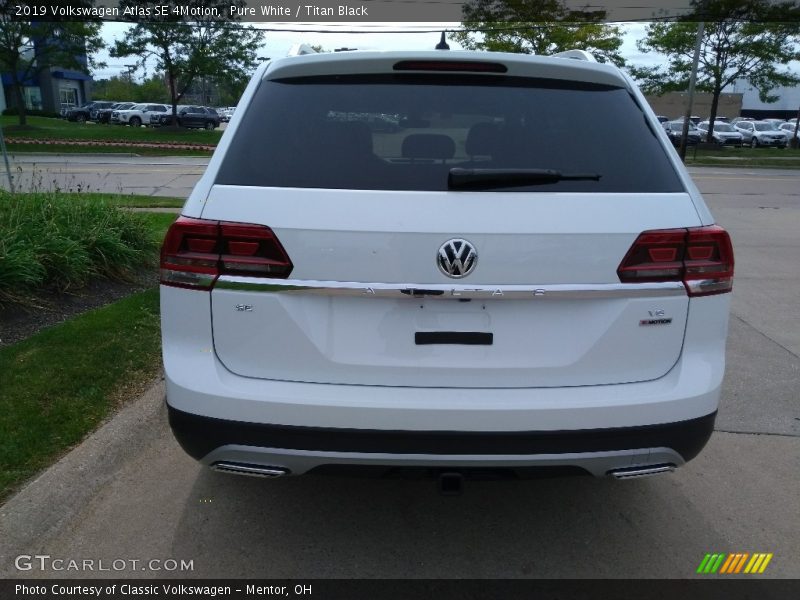 Pure White / Titan Black 2019 Volkswagen Atlas SE 4Motion
