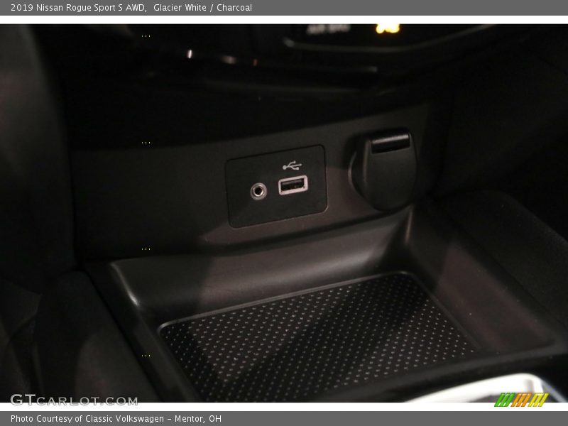 Glacier White / Charcoal 2019 Nissan Rogue Sport S AWD