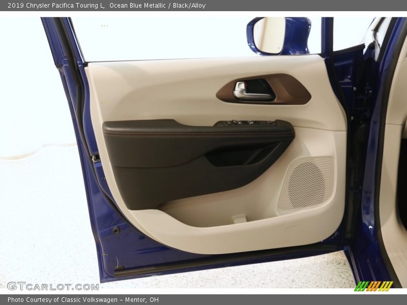 Ocean Blue Metallic / Black/Alloy 2019 Chrysler Pacifica Touring L