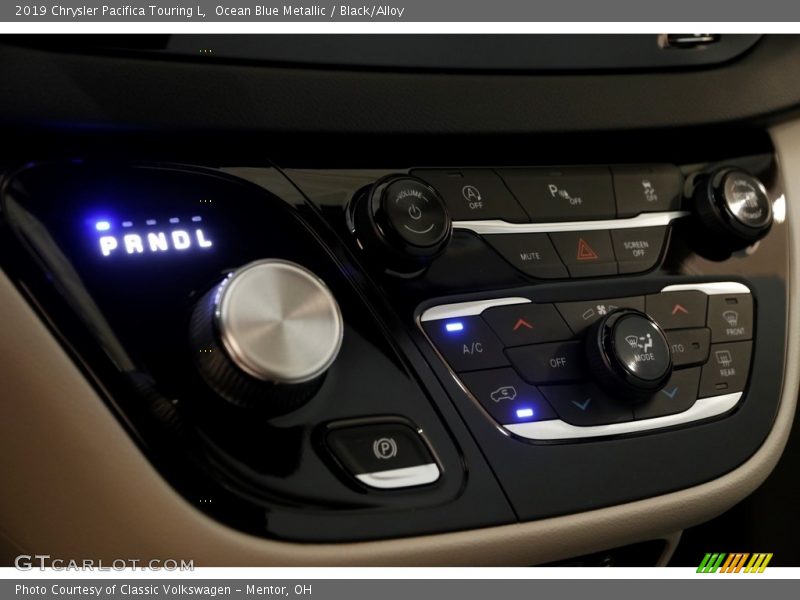 Ocean Blue Metallic / Black/Alloy 2019 Chrysler Pacifica Touring L