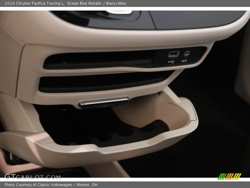 Ocean Blue Metallic / Black/Alloy 2019 Chrysler Pacifica Touring L