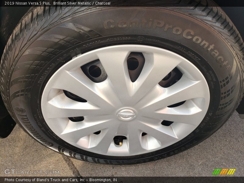 Brilliant Silver Metallic / Charcoal 2019 Nissan Versa S Plus