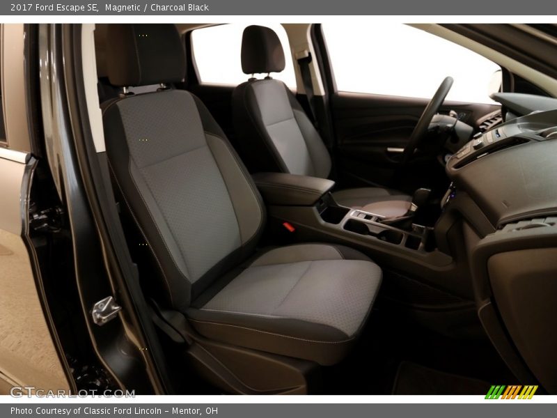 Magnetic / Charcoal Black 2017 Ford Escape SE