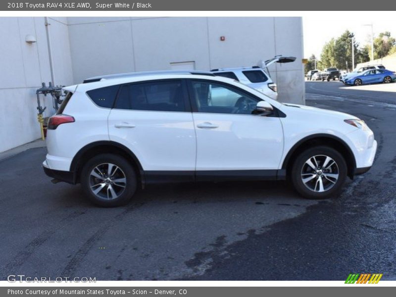 Super White / Black 2018 Toyota RAV4 XLE AWD