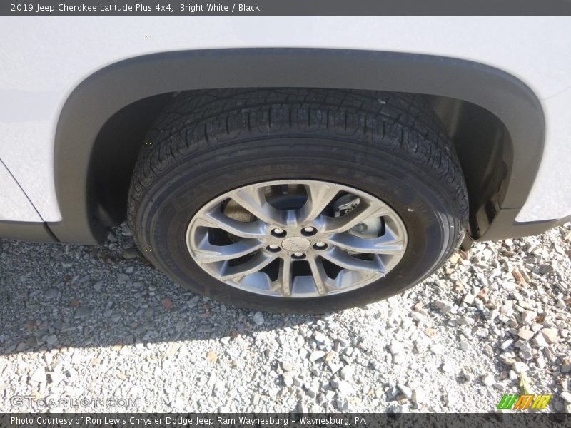 Bright White / Black 2019 Jeep Cherokee Latitude Plus 4x4