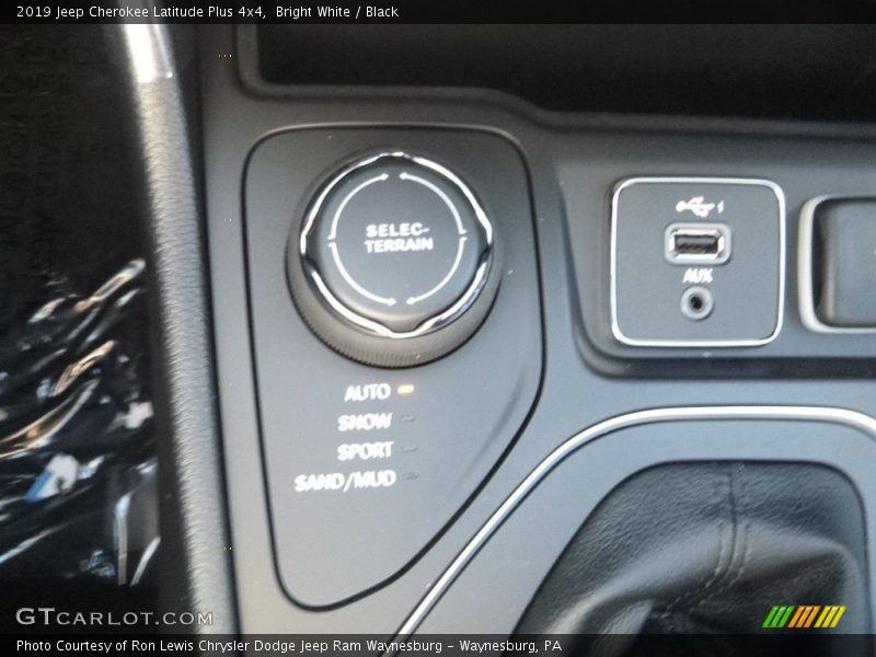 Bright White / Black 2019 Jeep Cherokee Latitude Plus 4x4