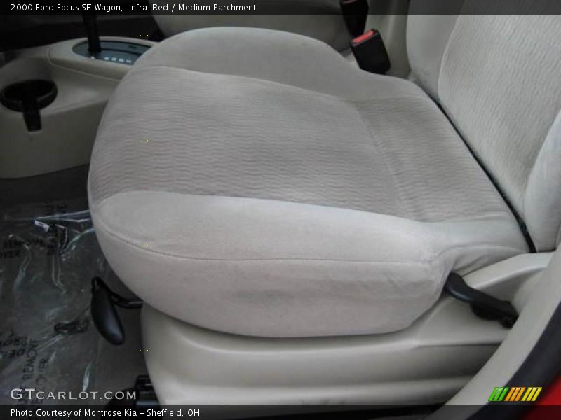 Infra-Red / Medium Parchment 2000 Ford Focus SE Wagon