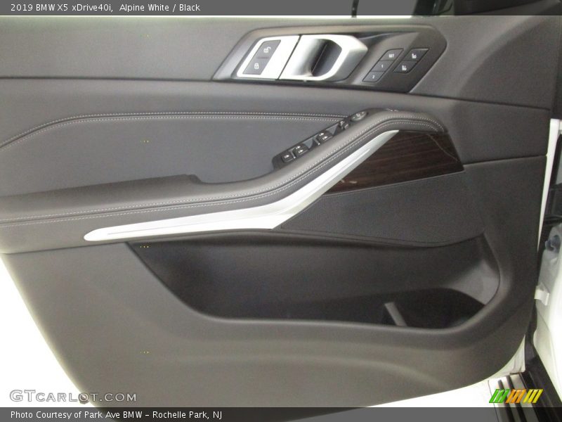 Alpine White / Black 2019 BMW X5 xDrive40i