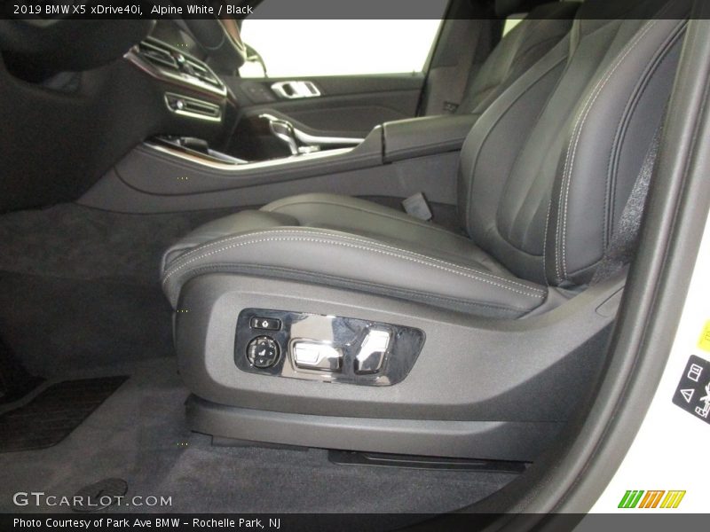 Alpine White / Black 2019 BMW X5 xDrive40i