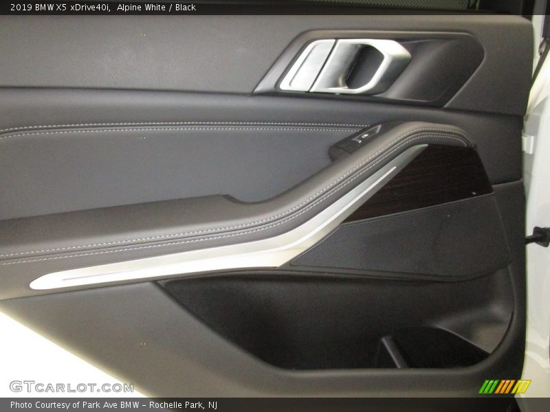 Alpine White / Black 2019 BMW X5 xDrive40i