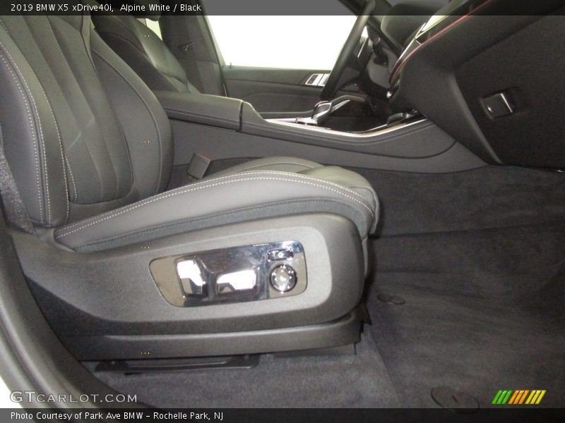 Alpine White / Black 2019 BMW X5 xDrive40i
