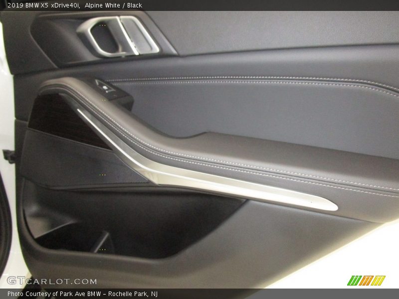 Alpine White / Black 2019 BMW X5 xDrive40i