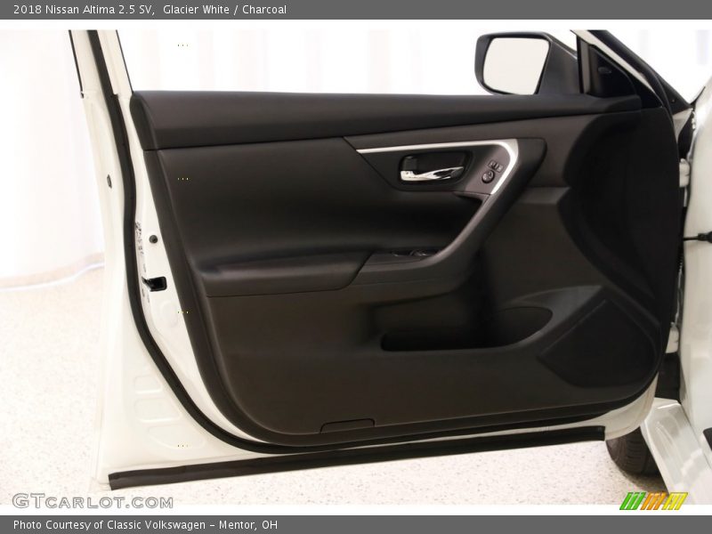 Glacier White / Charcoal 2018 Nissan Altima 2.5 SV