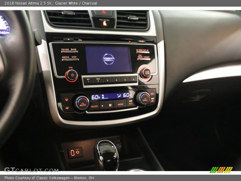 Glacier White / Charcoal 2018 Nissan Altima 2.5 SV