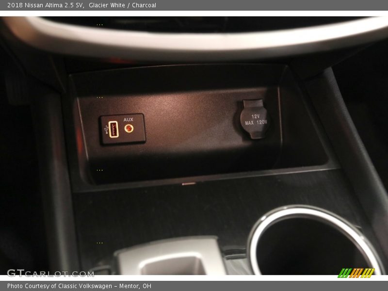 Glacier White / Charcoal 2018 Nissan Altima 2.5 SV