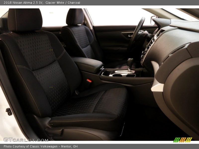 Glacier White / Charcoal 2018 Nissan Altima 2.5 SV