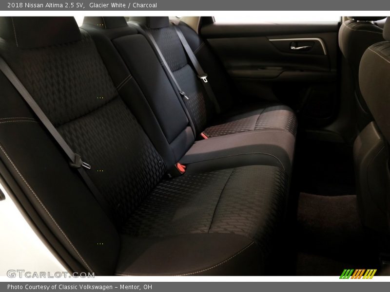 Glacier White / Charcoal 2018 Nissan Altima 2.5 SV