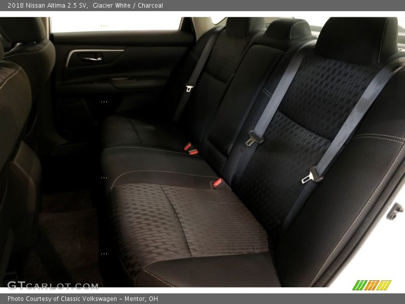 Glacier White / Charcoal 2018 Nissan Altima 2.5 SV