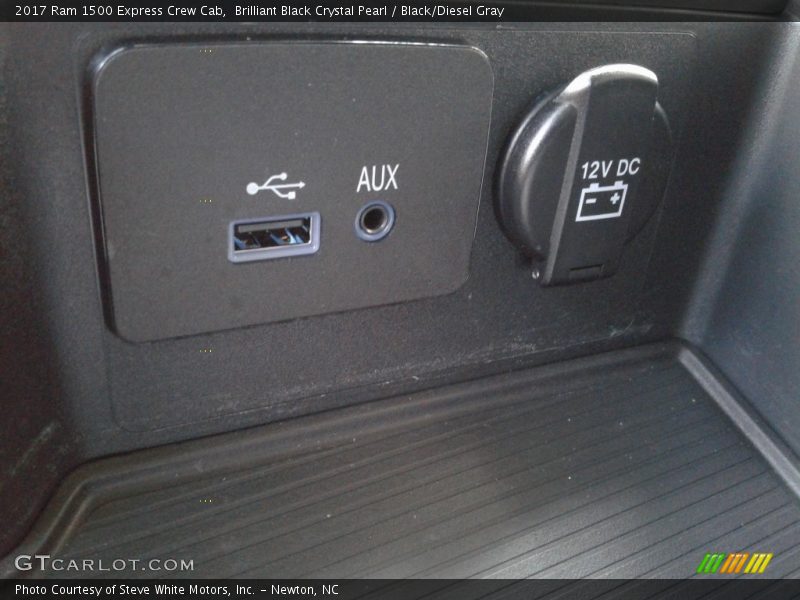 Brilliant Black Crystal Pearl / Black/Diesel Gray 2017 Ram 1500 Express Crew Cab