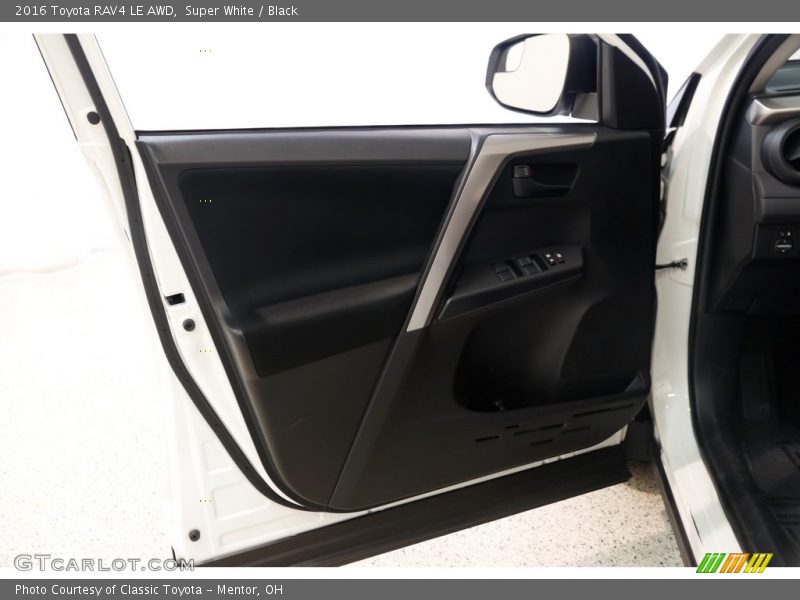 Super White / Black 2016 Toyota RAV4 LE AWD