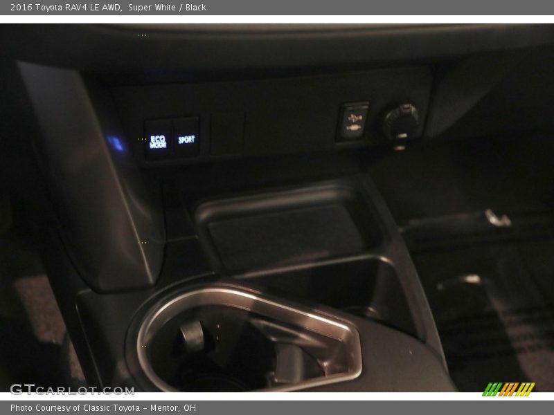 Super White / Black 2016 Toyota RAV4 LE AWD