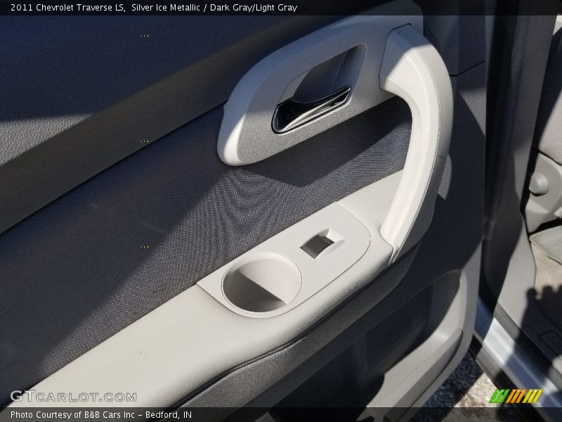 Silver Ice Metallic / Dark Gray/Light Gray 2011 Chevrolet Traverse LS