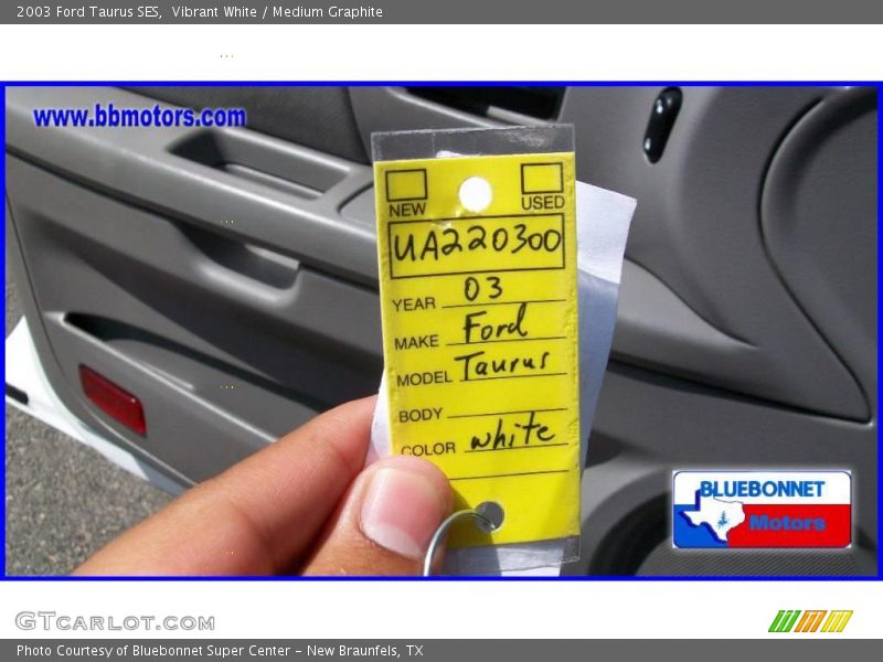 Vibrant White / Medium Graphite 2003 Ford Taurus SES