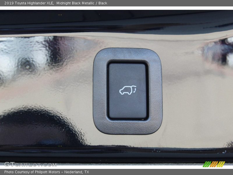 Midnight Black Metallic / Black 2019 Toyota Highlander XLE