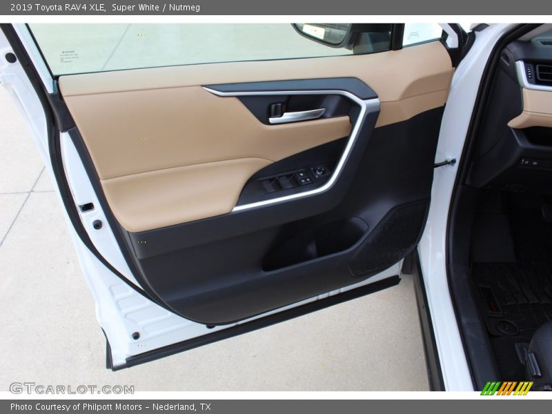 Super White / Nutmeg 2019 Toyota RAV4 XLE