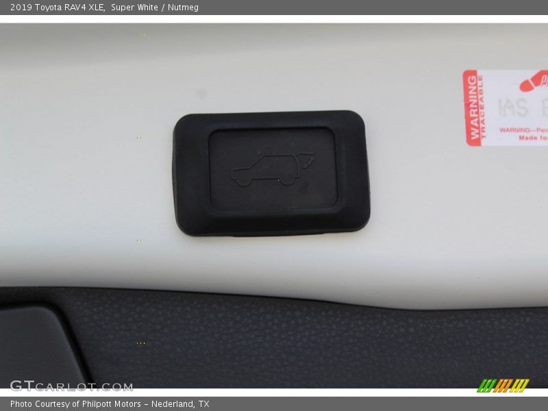 Super White / Nutmeg 2019 Toyota RAV4 XLE
