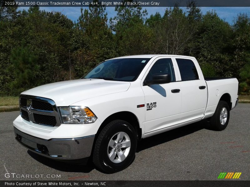 Front 3/4 View of 2019 1500 Classic Tradesman Crew Cab 4x4
