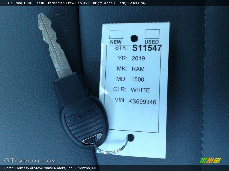 Bright White / Black/Diesel Gray 2019 Ram 1500 Classic Tradesman Crew Cab 4x4
