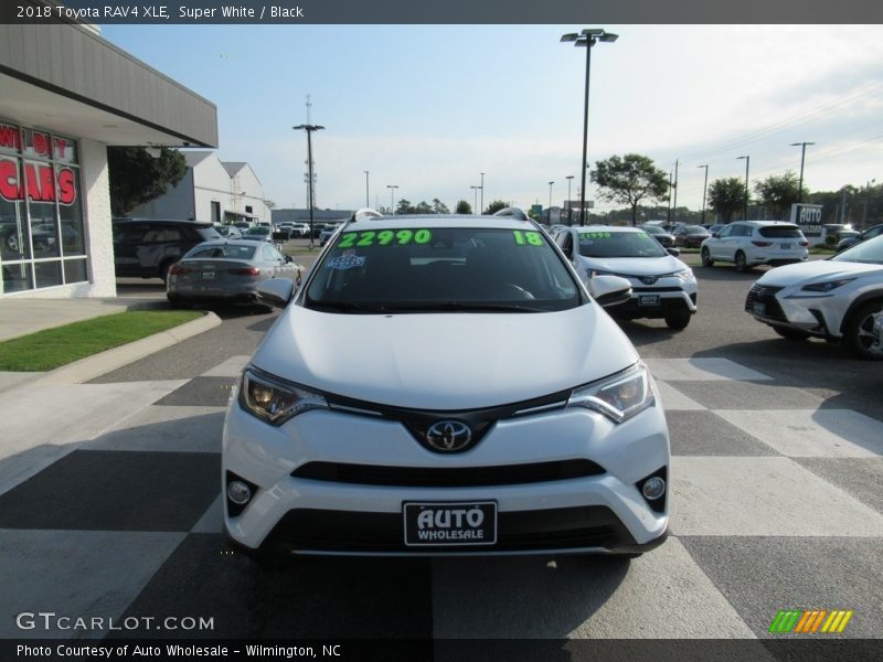 Super White / Black 2018 Toyota RAV4 XLE