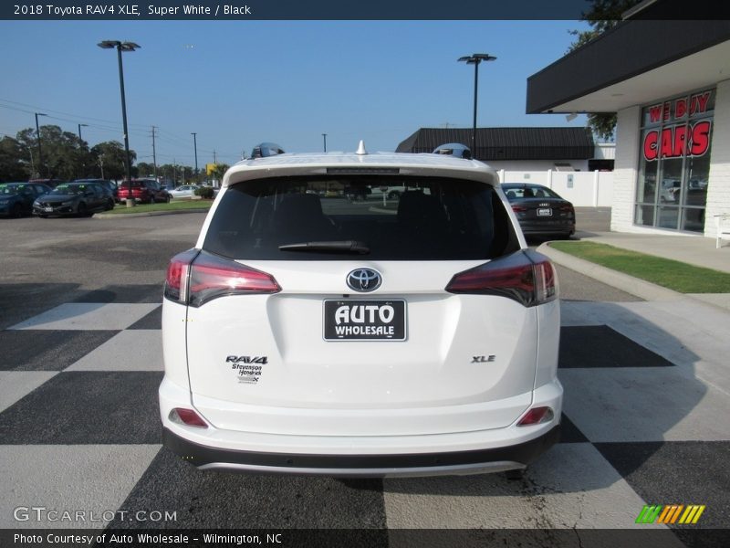 Super White / Black 2018 Toyota RAV4 XLE