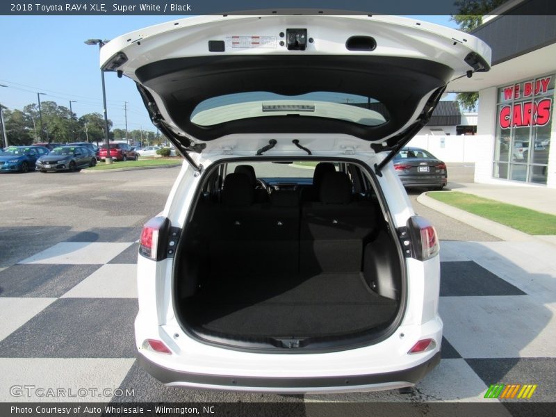 Super White / Black 2018 Toyota RAV4 XLE