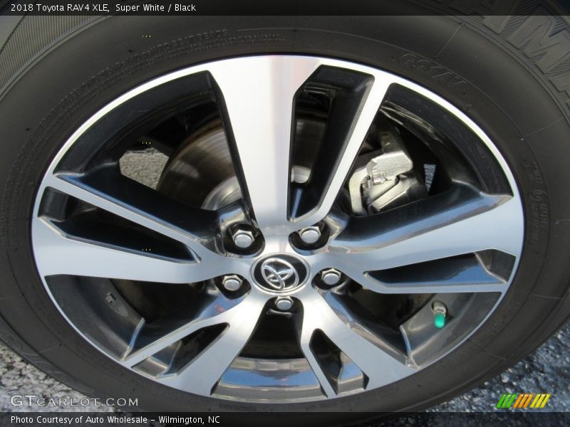 Super White / Black 2018 Toyota RAV4 XLE