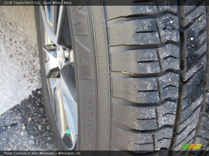 Super White / Black 2018 Toyota RAV4 XLE