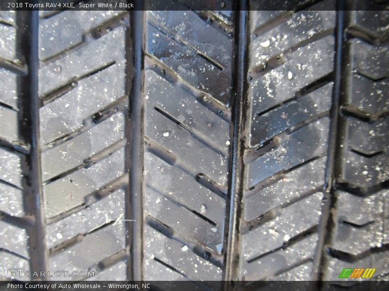 Super White / Black 2018 Toyota RAV4 XLE