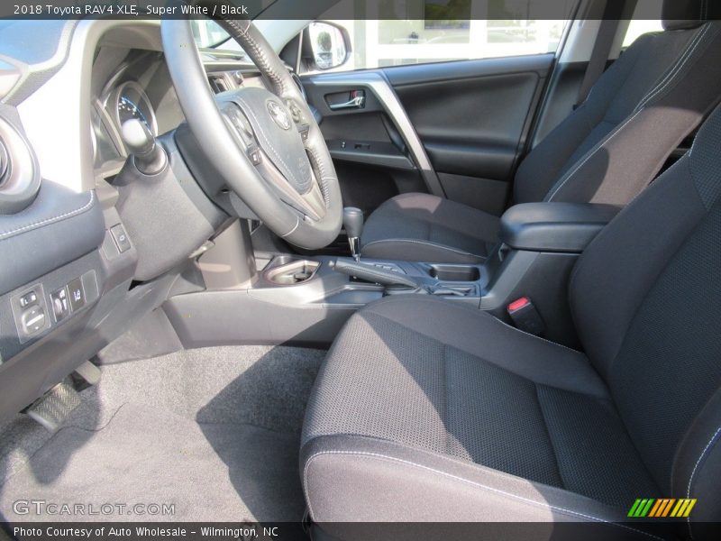 Super White / Black 2018 Toyota RAV4 XLE