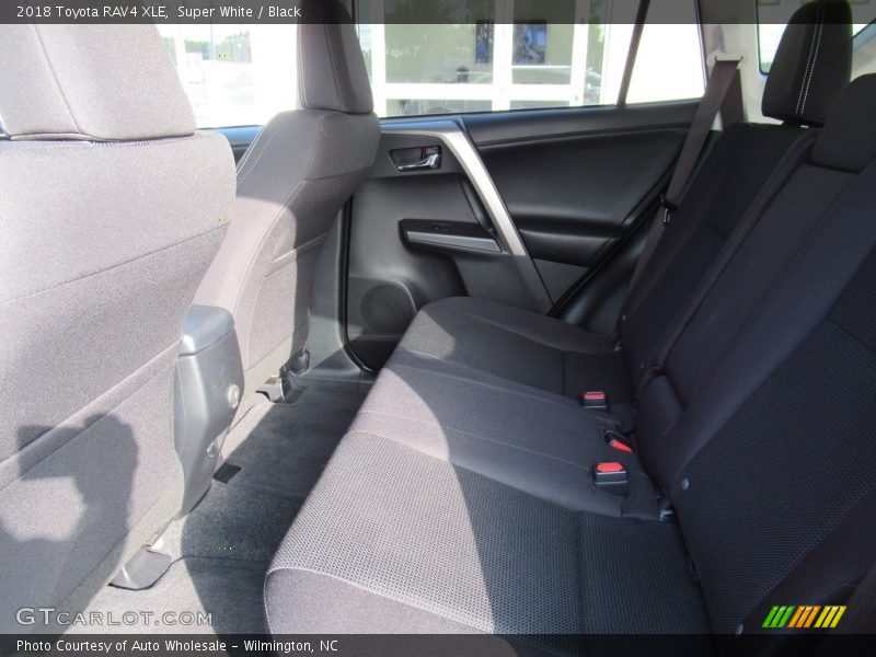 Super White / Black 2018 Toyota RAV4 XLE