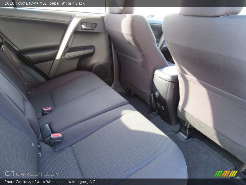 Super White / Black 2018 Toyota RAV4 XLE