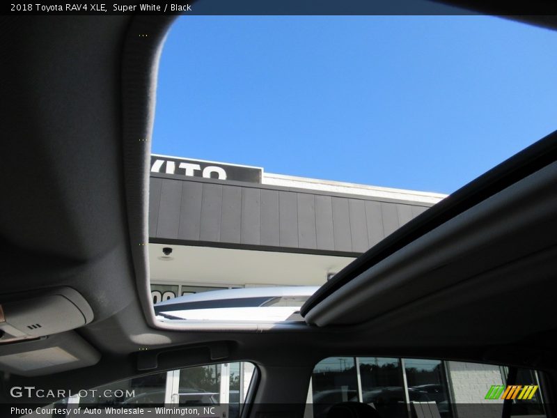 Super White / Black 2018 Toyota RAV4 XLE