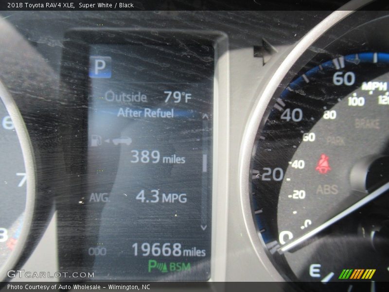 Super White / Black 2018 Toyota RAV4 XLE