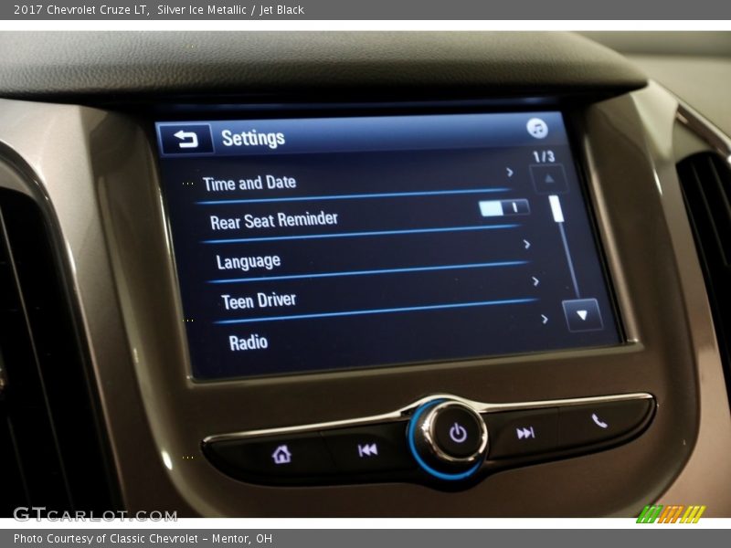 Silver Ice Metallic / Jet Black 2017 Chevrolet Cruze LT