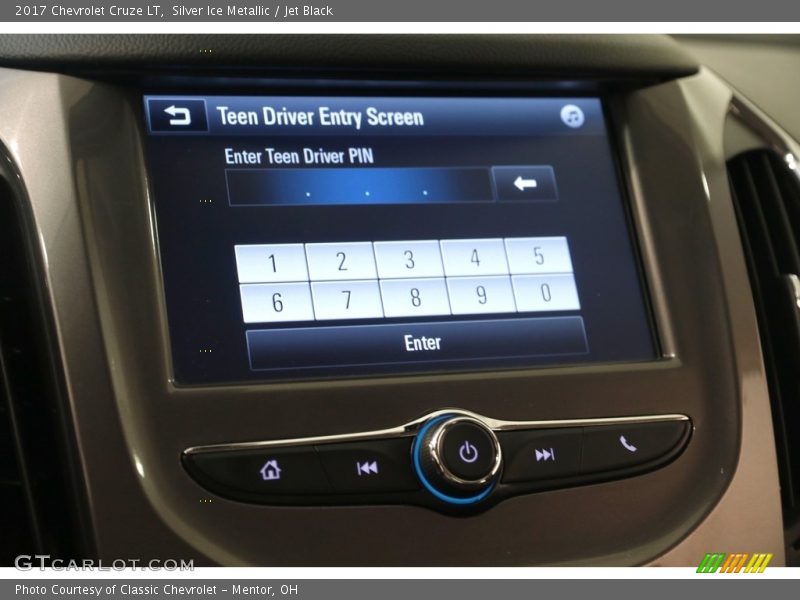 Silver Ice Metallic / Jet Black 2017 Chevrolet Cruze LT