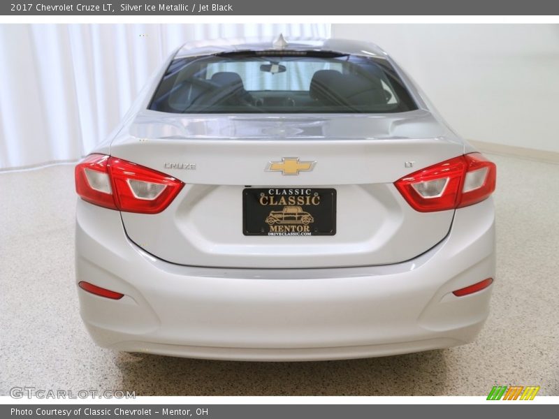 Silver Ice Metallic / Jet Black 2017 Chevrolet Cruze LT